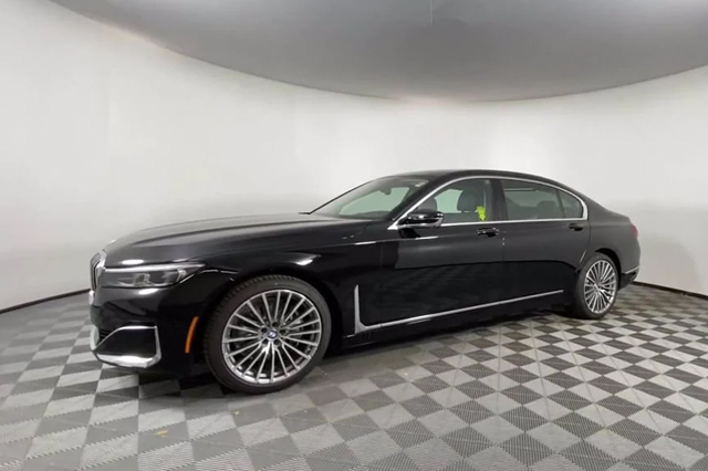 2022 BMW 740i Sedan