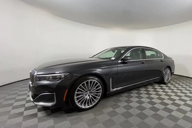 2022 BMW 740i Sedan