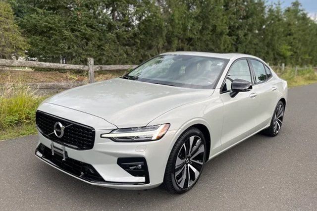 2022 Volvo S60 B5 FWD Momentum Sedan
