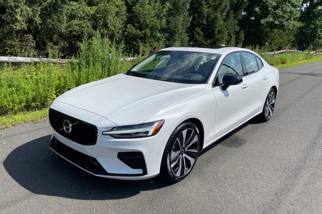 2022 Volvo S60 B5 AWD Momentum Sedan