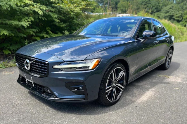 2022 Volvo S60 B5 Black Edition R-Design Sedan