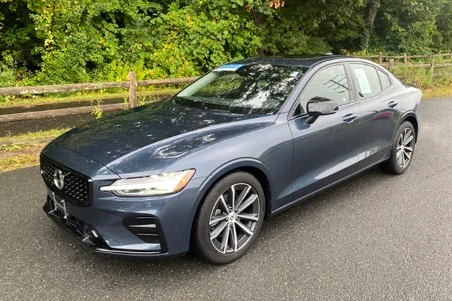 2022 Volvo S60 B5 AWD Momentum Sedan
