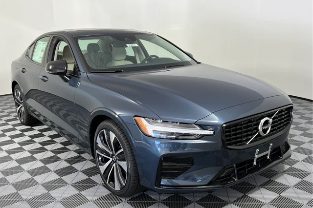 2022 Volvo S60 B5 FWD Momentum Sedan