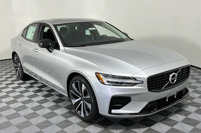 2022 Volvo S60 B5 FWD Momentum Sedan