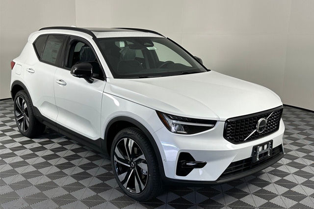 2023 Volvo XC40 B5 AWD Plus Dark SUV