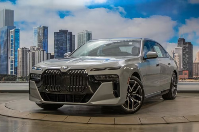 2023 BMW 740i Sedan