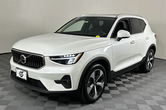2023 Volvo XC40 B5 AWD Plus Bright SUV