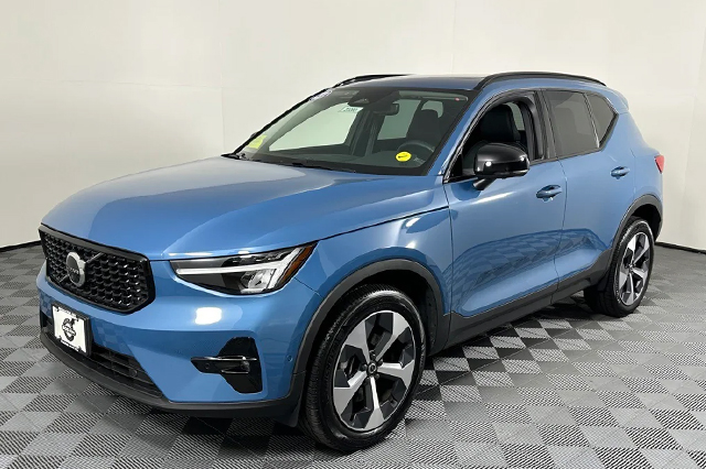 2023 Volvo XC40 B5 AWD Plus Dark SUV