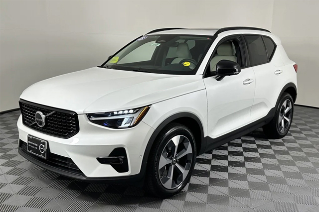 2023 Volvo XC40 B5 AWD Plus Dark SUV