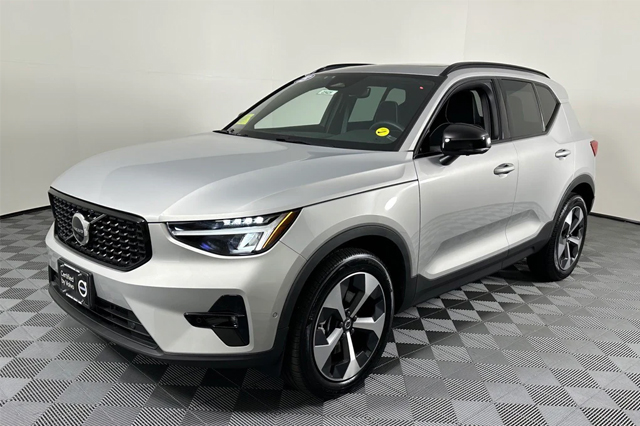 2023 Volvo XC40 B5 AWD Plus Dark SUV