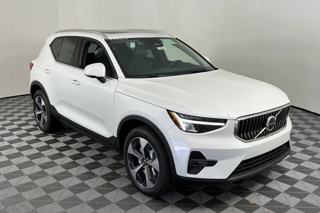 2023 Volvo XC40 B5 AWD Plus Bright SUV