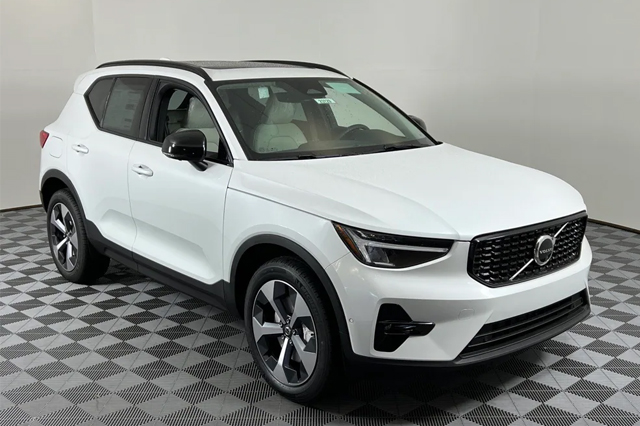 2023 Volvo XC40 B5 AWD Plus Dark SUV