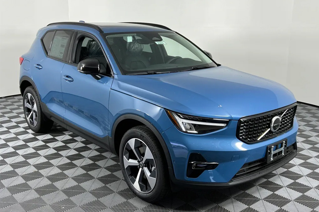 2023 Volvo XC40 B5 AWD Plus Dark SUV