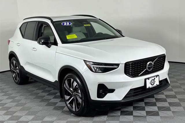 2023 Volvo XC40 B5 Plus Dark Theme SUV